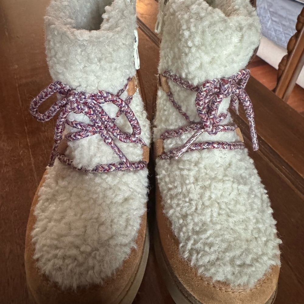 Cat & Jack Cozy Shearling Lace-Up girl’s Boots in GUC
